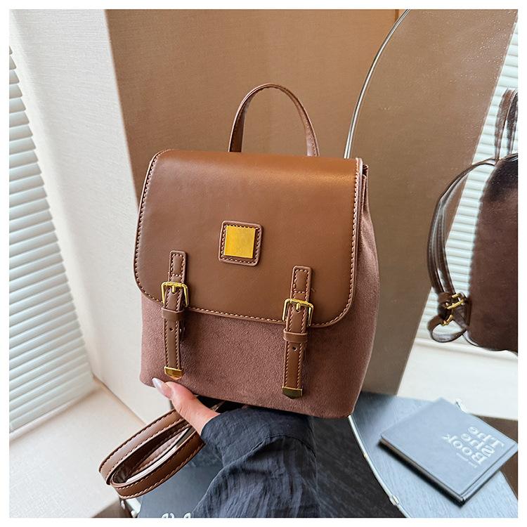 College style versatile temperament backpack 2025 casual super fire Korean version ins autumn and winter popular commuter women's small bag