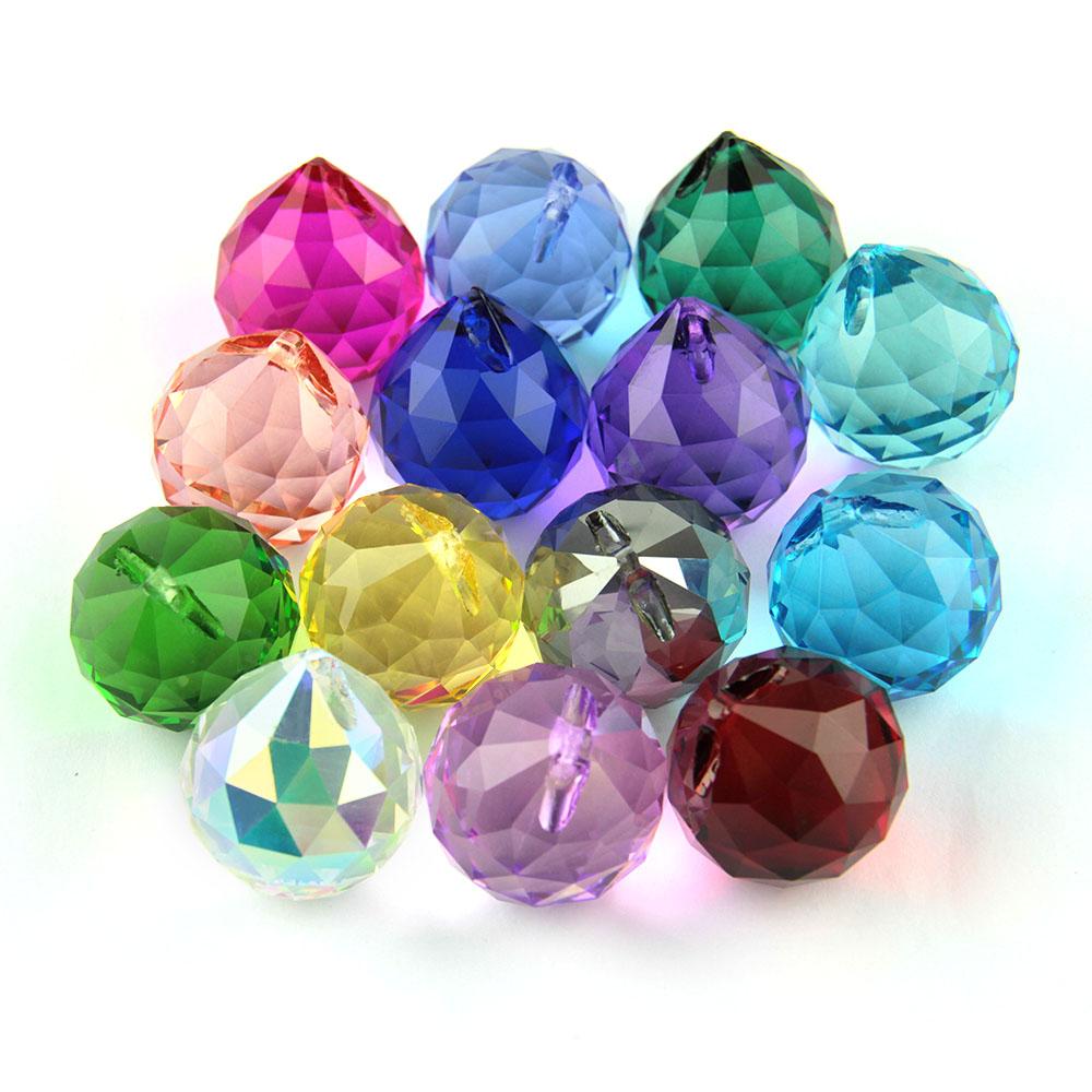 Boules suspendues en cristal K9 de différentes couleurs 15 mm/20 mm/30 mm/40 mm Prismes en verre Boules facettées Feng Shui Décoration d'arbre de mariage de fête d'hôtel