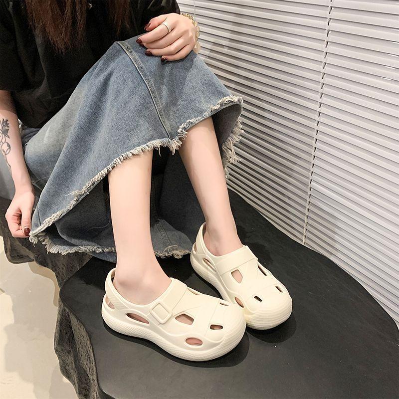 2025 autumn new versatile go out non-slip muffin bottom hole shoes women wear fashion soft sole explosion Internet celebrity slippers