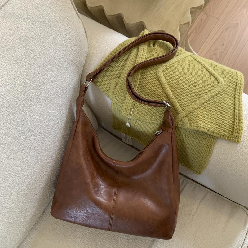 

Versatile Commuter Large Capacity Crossbody Bag Fashiable PU Leather Premium Texture Single Shoulder Tote Bag коричневий