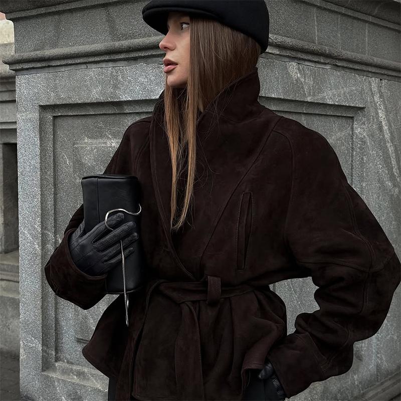 Dámská teplá semišová bunda tmavě hnědé barvy s klopami na šněrování, s dlouhým rukávem, na dojíždění, blejzr v retro britském stylu, temperamentní bunda, podzim 2025