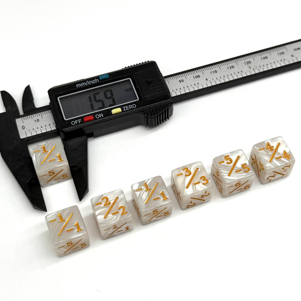 16mm Sada sčítacích a odčítacích kostek - Kostky s čísly a znaménky plus/minus pro stolní hry MTG