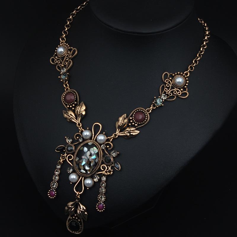 European & American Retro Court-Style Clavicle Necklace: Versatile, Elegant Sweater Chain for Women