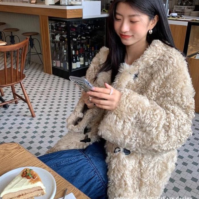 Women Winter Thickened Horn Button Lamb Wool Coat Fluffy Faux Fur Oversize Jacket