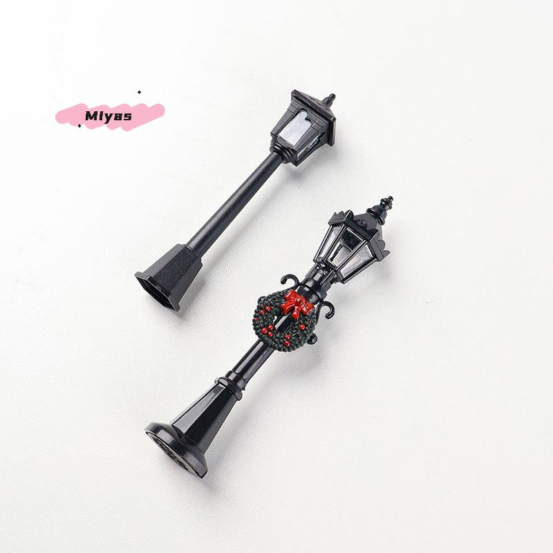 2Pcs Miniature Dollhouse Street Light Model with Christmas Wreath Simulation Street Lamp for Micro Landscape Decor Kid's Toy