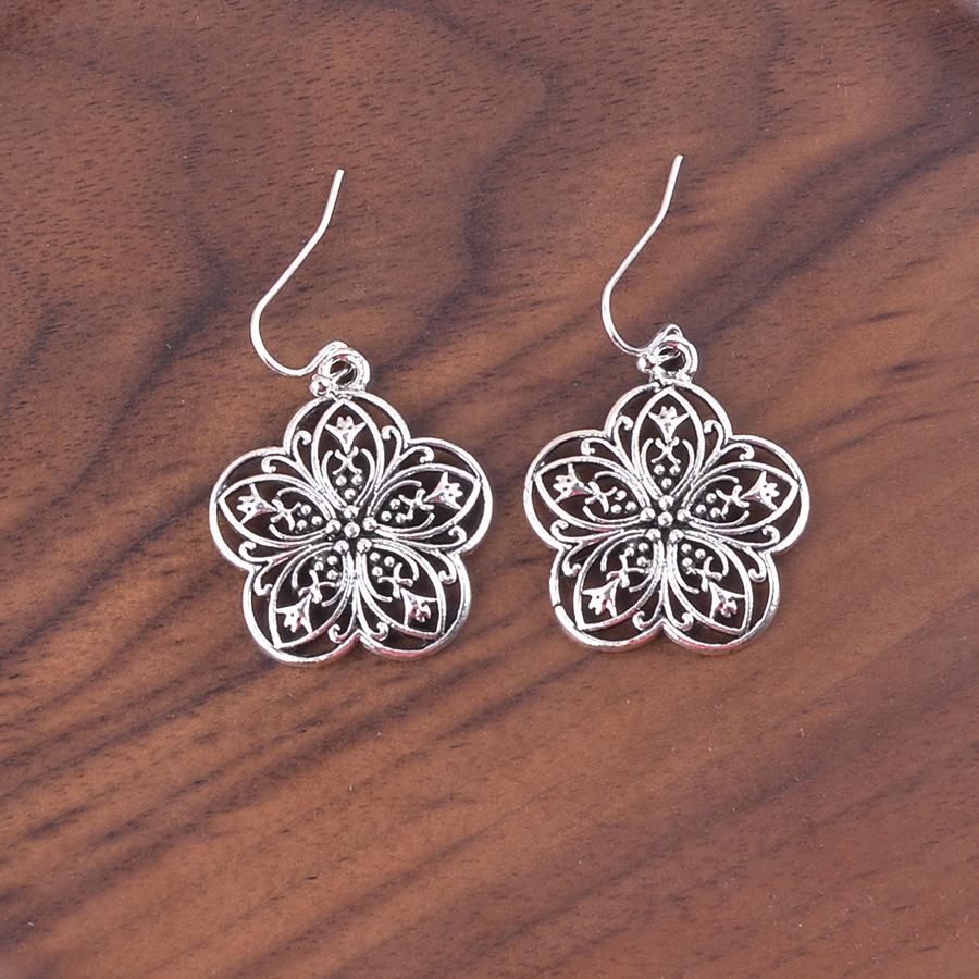 

New Style Earrings, Retro Hollow Floral Pattern, Ancient Style, High-end Jewelry for Women срібний