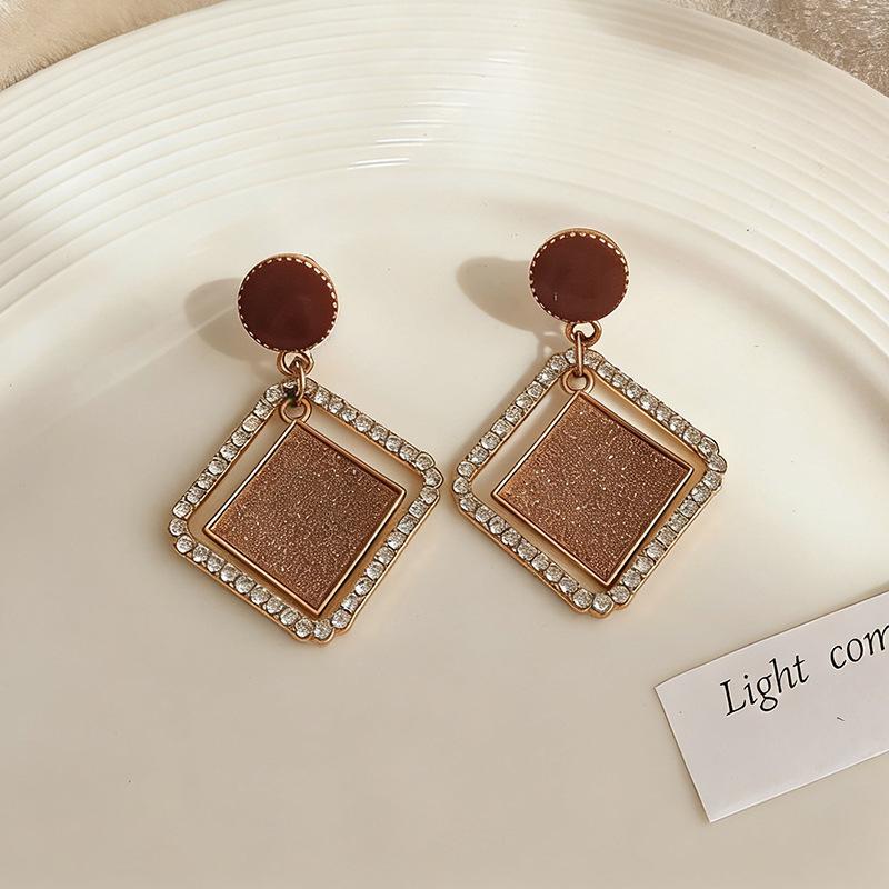 Amber Coffee French Retro Luxury Earrings - Women's Elegant Studs with Niche Design