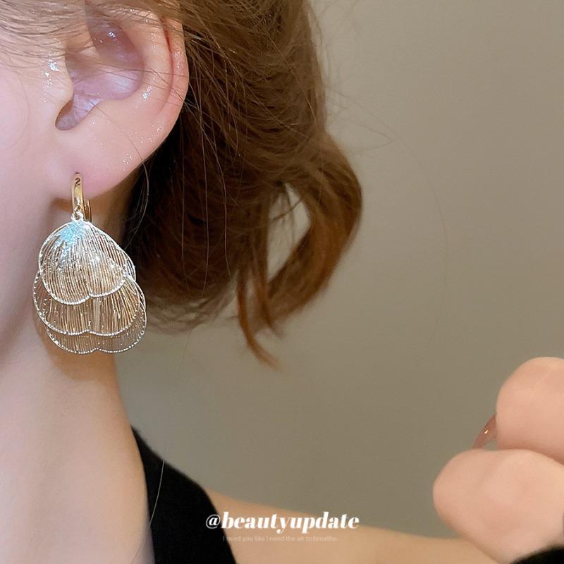 European and American hollow petal heart pendant, ear buckle, fashionable versatile earrings, earrings, light luxury high-end earrings, women