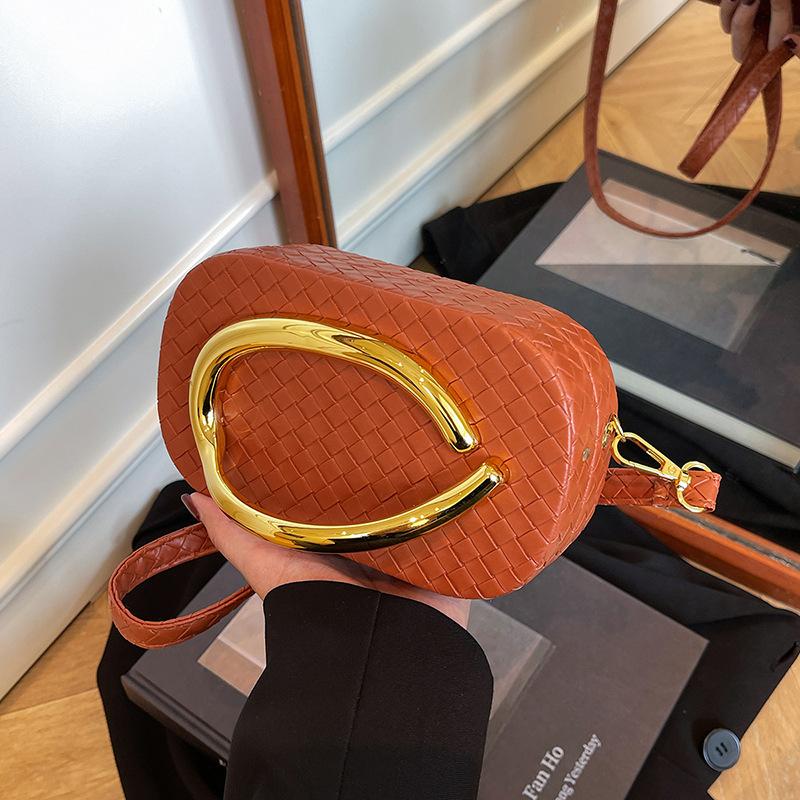 

2025 new acrylic bag, European and American fashion special-shaped shell bag, women s diamond versatile messenger clutch bag tide білий