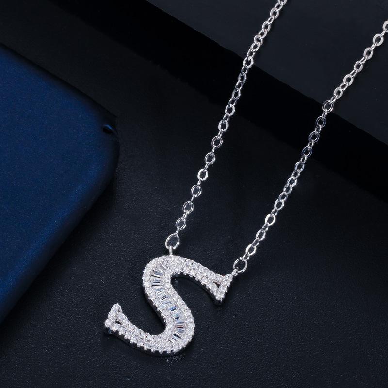 Wife'S Romantic Trip With 26 English Letters Collarbone Chain Pendant, Slightly Inlaid Zircon-Plated Platinum Necklace