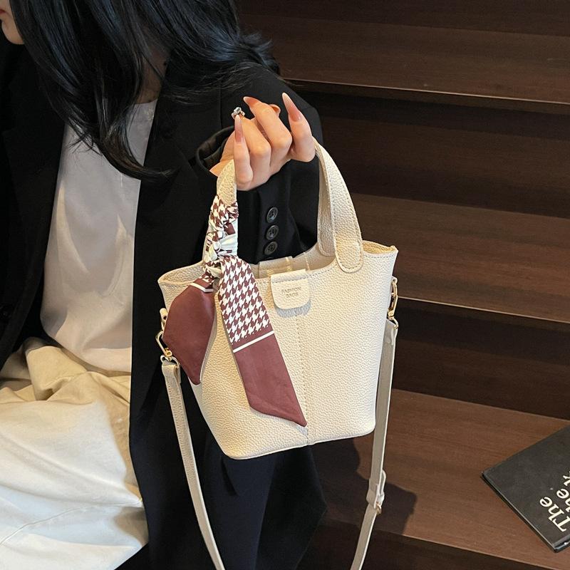 Premium Sense Small Bag Women 2025 New Fashion Versatile Explosion Vegetable Basket Portable Bucket Bag Texture Messenger Bag