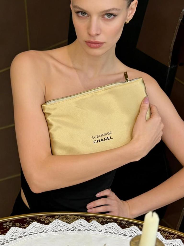 SUBLIMAGE CHANEL Set da Viaggio Bellezza, Mascherina da Notte in Raso, Astuccio Cosmetico e Asciugamano Viso in Scatola Regalo, Accessorio Bellezza Marca di Lusso