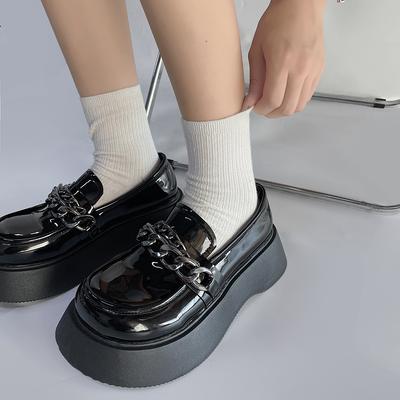 Sapatos plataforma muffin novos para primavera e outono 2025, estilo retrô britânico, femininos, corrente de metal, pretos, pequenos sapatos de couro britânicos, tendência