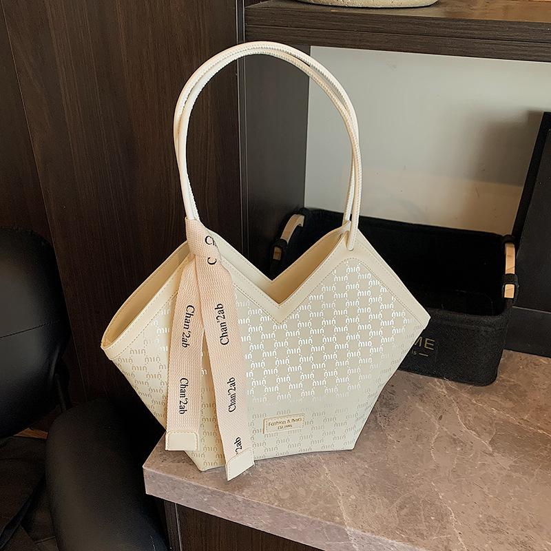 Premium Underarm Bag Women's New Fashion Portable Shoulder Bag Commuter Versatile Tote Bag