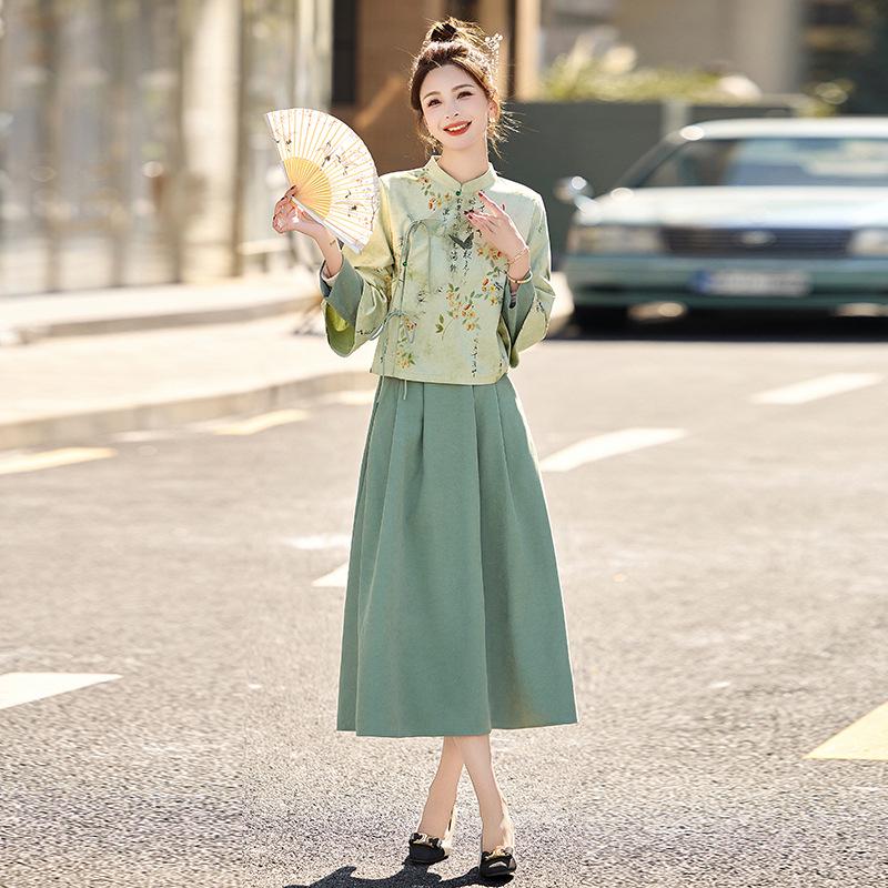 

Весенний костюм в китайском стиле с ретро-принтом 2025: Комплект куртка со стойкой и юбка-полусолнце M (90-108 lbs) зелёный