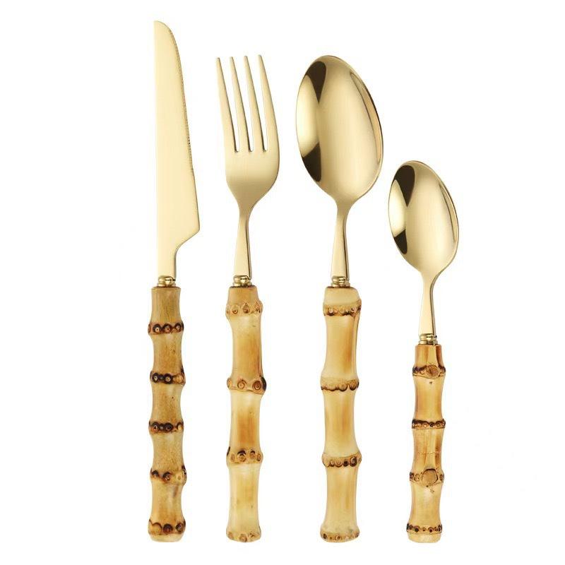 Edelstahl-Besteckset mit Bambusgriff: Dessertgabel, Steakmesser, Salatlöffel, Teelöffel.