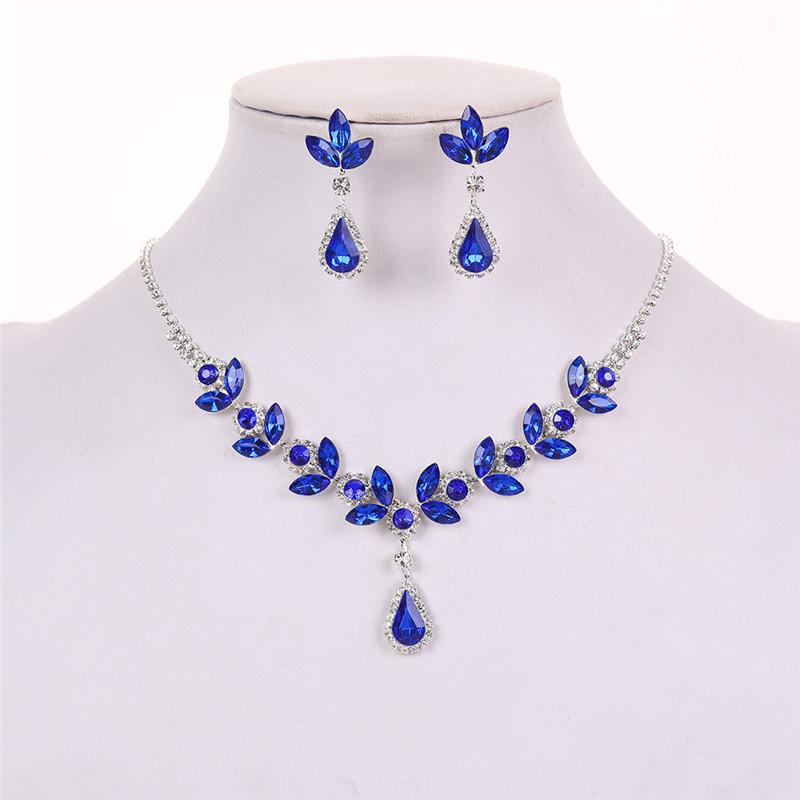 

Трендовий розкішний набір намисто та сережки з кристалами, що носить спідницю, носить камелію