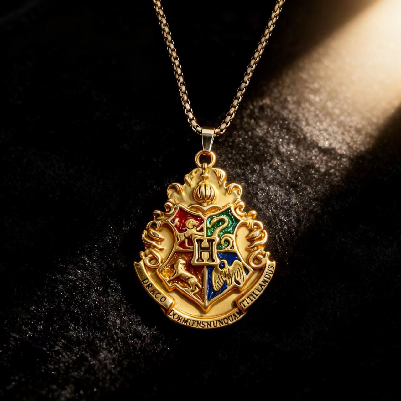 

Hogwarts School of Witchcraft and Wizardry Slytherin Hufflepuff Crouch School Style Pendant Retro Personalized Pendant Decoration