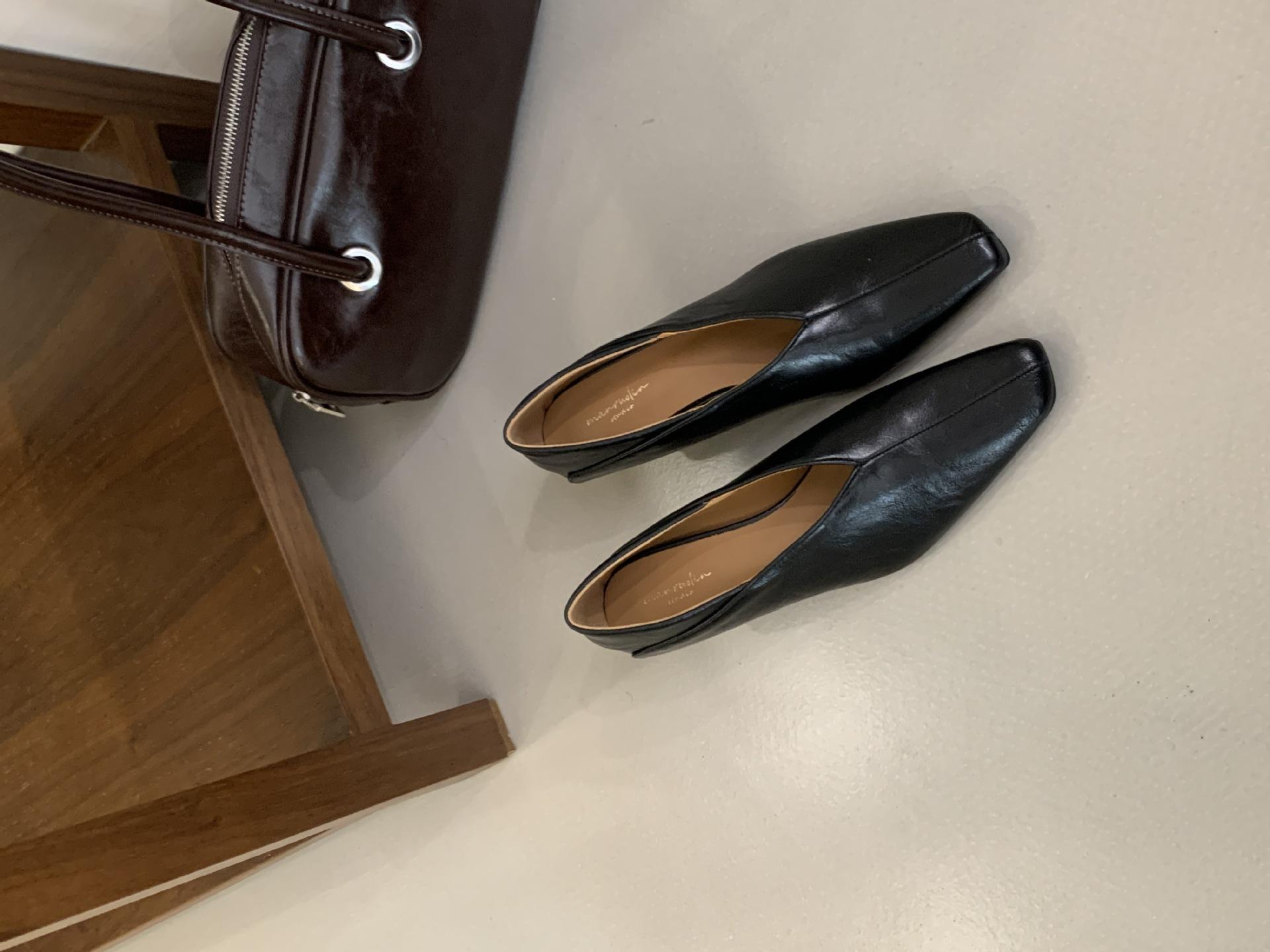 

Осень 2025 новая европейская женская однотонная обувь на высоком каблуке с мелким вырезом на одну педаль, квадратный носок, V-образный вырез, скошенный каблук, туфли-бабушки 35 чёрный