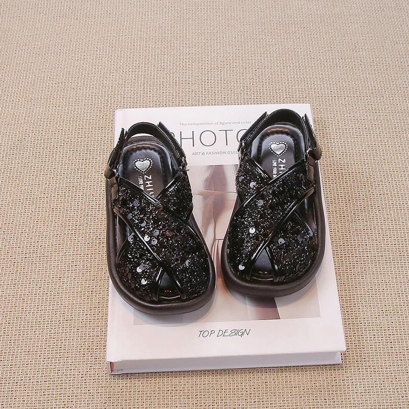 

2024 Летние детские сандалии для девочек, модные, элегантные, принцесса, блестящие, мягкая подошва, удобные, повседневные, универсальные, модные, пляжные туфли 23 чёрный