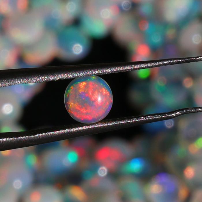 Úžasný víceohnivý přírodní etiopský opál kulatého tvaru kabošon drahokam