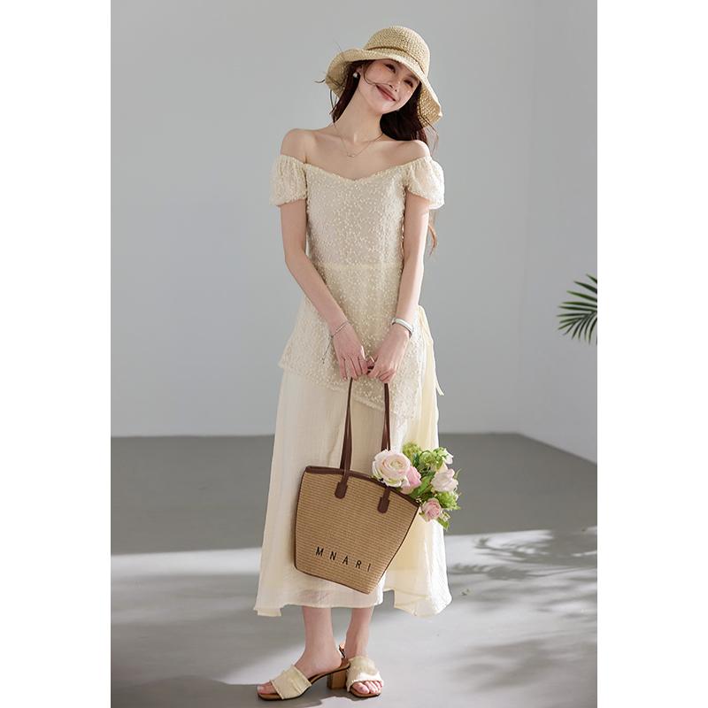 [Chunjian] French retro short sleeved one shoulder embroidered dress Bohemian gentle temperament vacation long dress