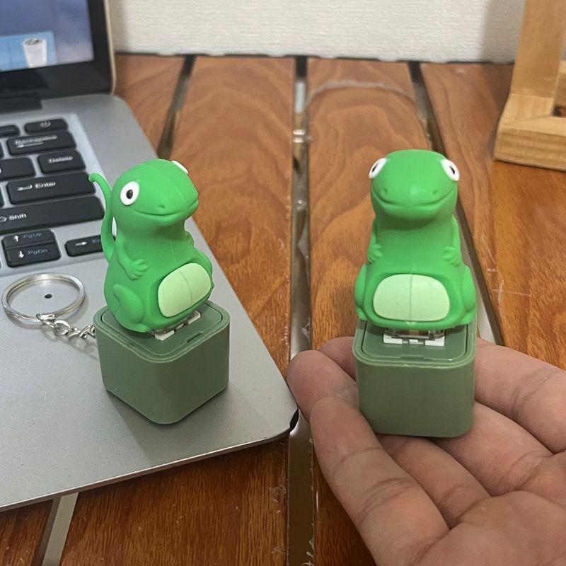 Porte-clés Grenouille Mignonne Coassante Drôle Bouton Grenouille Son Lumière Porte-clés Pour Sac Soulageur de Stress Ornement Suspendu Cadeaux Touches de Clavier Cadeaux de Fête