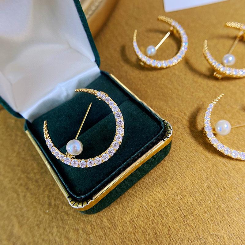 Retro Crescent Moon Pearl Brooch: Versatile DIY Corsage Pin