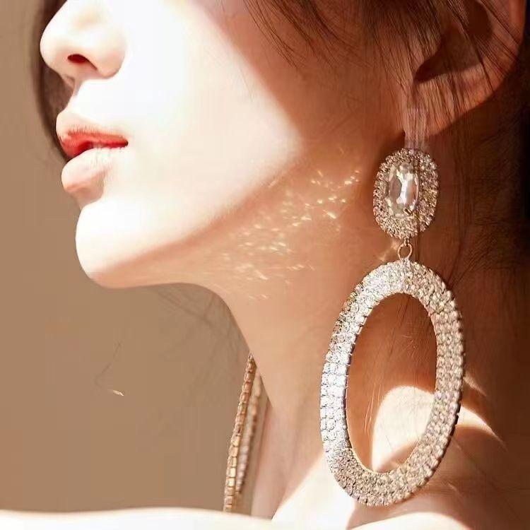 Full Diamond Earrings Show A Small Face, Exaggerated Big Earrings, and Flash Earrings.