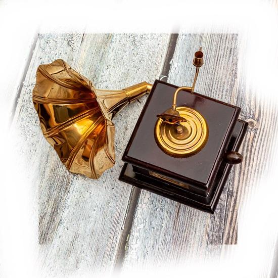 Brass Antique Gramophone Dummy Vintage Gramophone for Office Desk Décor Shelf Living Room Home Accents Wedding Gifts