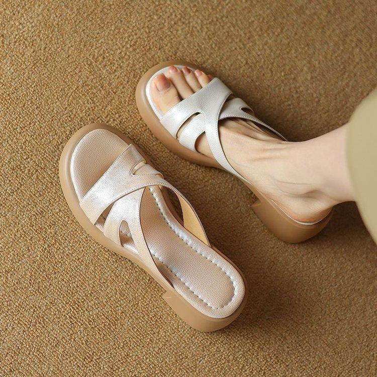 Wear thick-heeled thick-soled slippers, new summer vacation waterproof one-word retro cool slippers