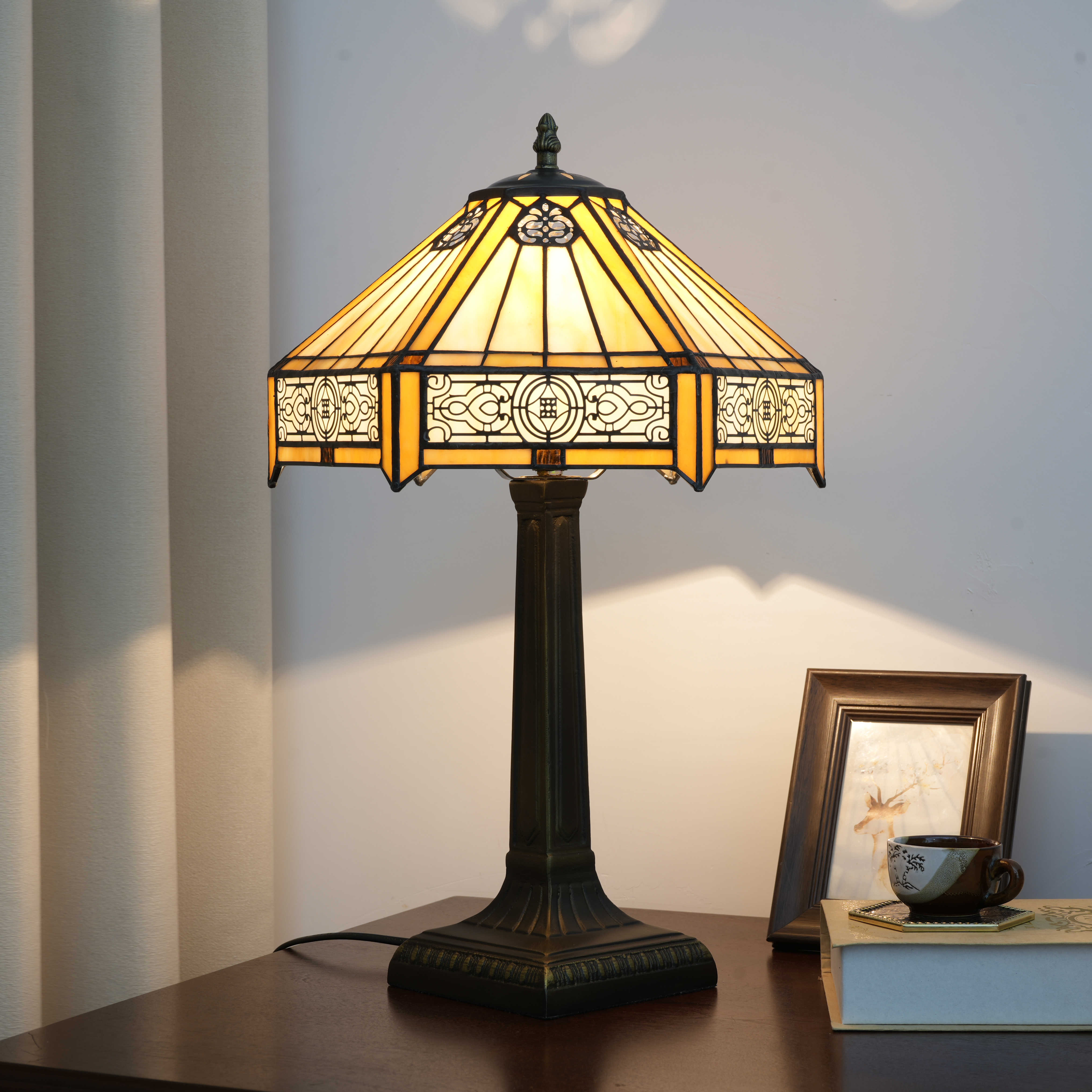 

Ретро настольная лампа, современный витражный абажур ручной работы для офиса, гостиной, столовой, чайной комнаты, декоративная настольная лампа UK Pulg коричневый