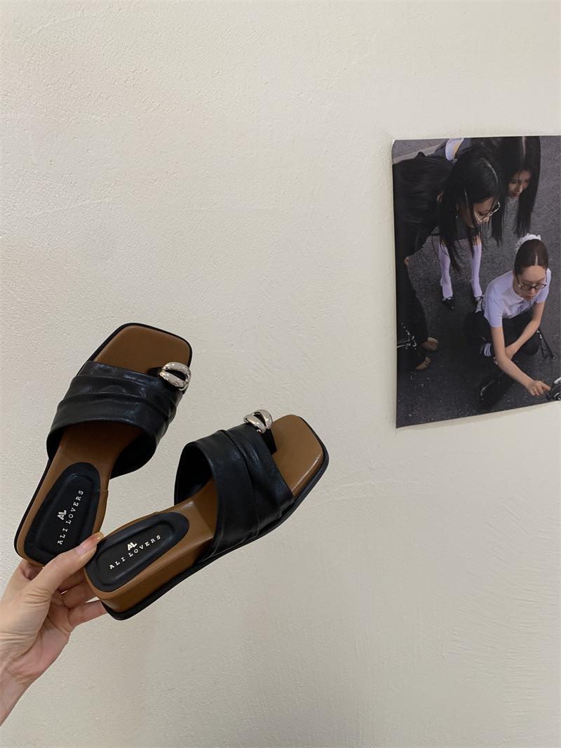 

Fashion pleated one-word drag slope heel set toe slippers women s summer wear 2025 new metal buckle beautiful cool slippers 40 чёрный