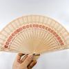 Chinesischer Stil Holz geschnitzter Faltfächer Bambus Taschenkühler Mode Hochzeit Hand Duftend Party Geschnitzter Faltfächer Vintage Hohl