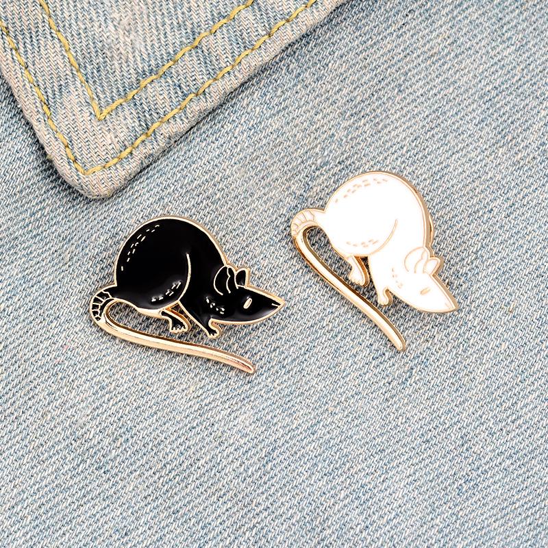 Black & White Mischievous Mice Brooch: Stylish & Versatile Cartoon Animal Badge