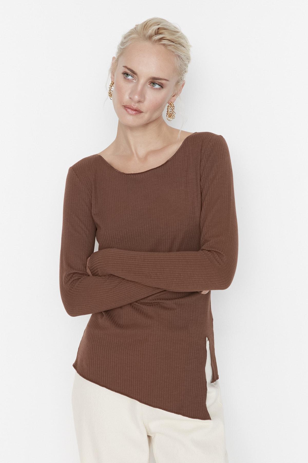 

Коричневая приталенная трикотажная блузка с разрезом TWOAW23BZ00315..