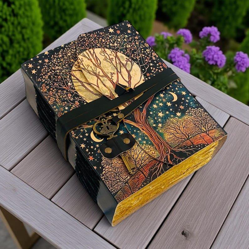 

Дерево Жизни Кожаный блокнот ручной работы, Дневник-гримуар с фазами Луны, Винтажная Книга заклинаний, Античный ключ, Рождественские подарки 7 x 5 in - 200 SHEET