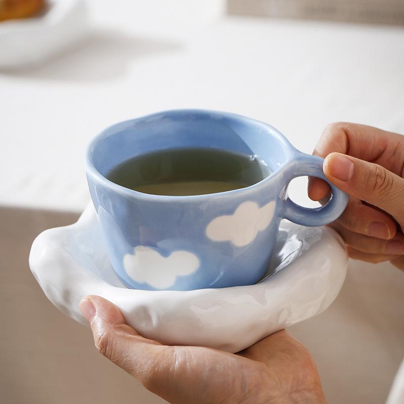 

Super healing hand-painted blue sky and white clouds ceramic coffee cup and saucer set cute latte latte flower cup afternoon tea cup about 380ml