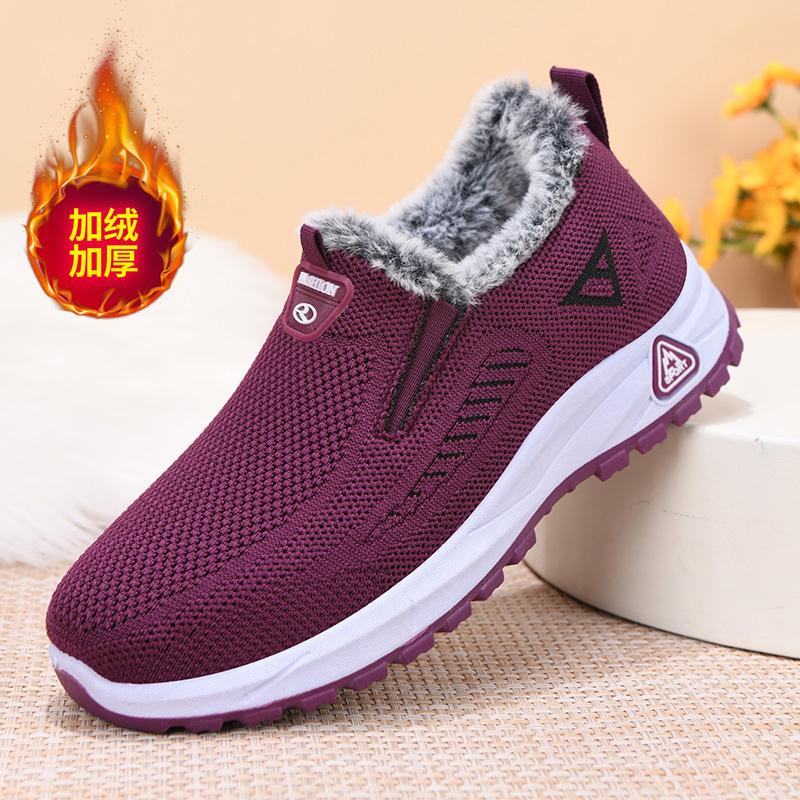 Women's cotton shoes cover their feet to keep warm in winter, new cloth shoes, women's cotton shoes are piled and thickened for leisure