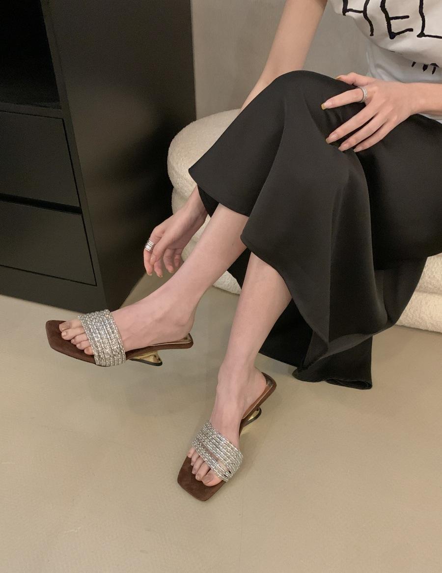 

Сказочные шлепанцы со стразами 2025 лето Французские квадратный носок открытый носок модные шлепанцы на танкетке женские босоножки на высоком каблуке 39 коричневый