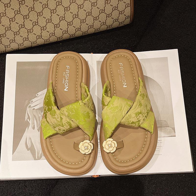 With skirts, slippers, women's summer wear 2025 new French toe muffin thick-soled sandals, new Chinese shoes