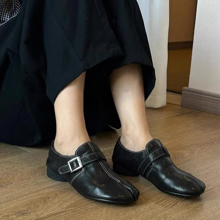 Niche fashionable one-word button deep-mouth small leather shoes women's Barn feng shui washing leather split-toe single shoes
