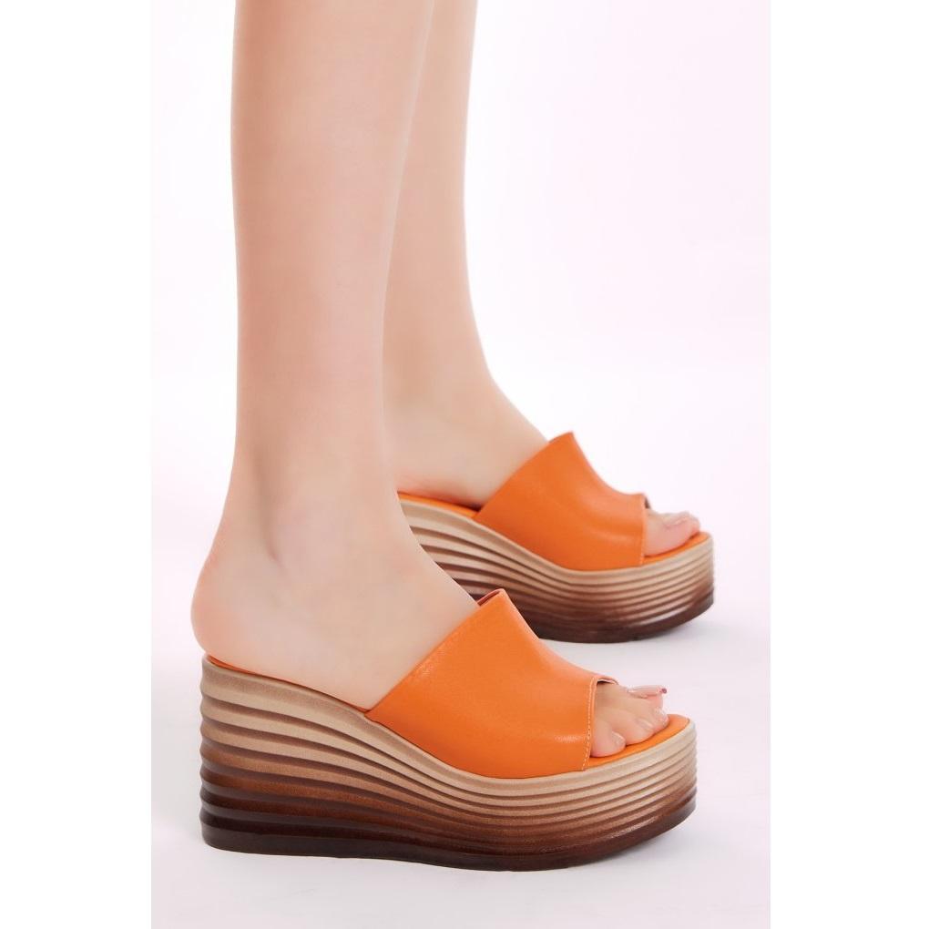 Damen-Hausschuhe mit einem Riemen und hohem Absatz und Keilabsatz