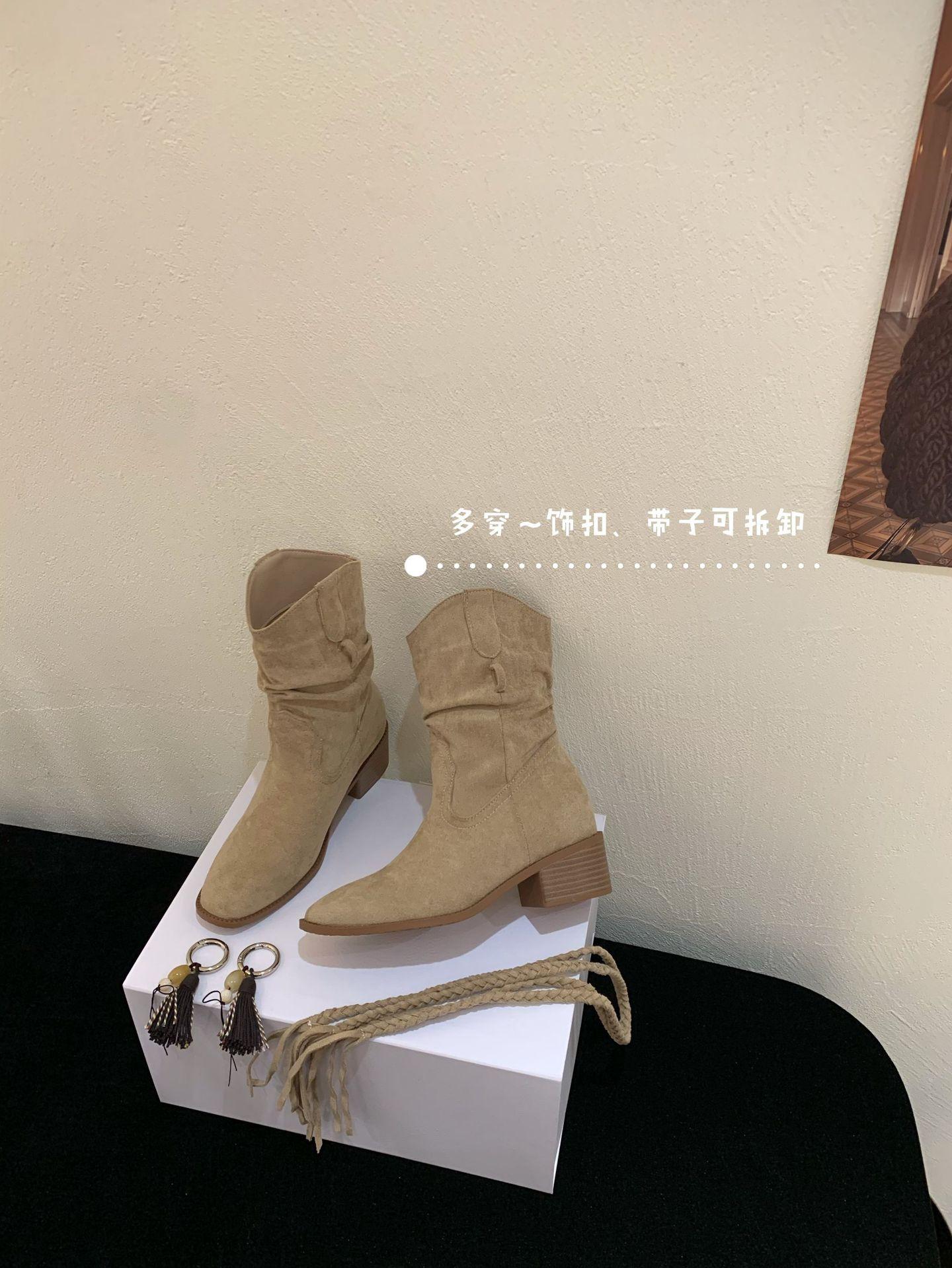 

2025 осень и зима новые женские ботинки на толстом каблуке с кисточками, квадратный носок, внутренняя платформа, ковбойские ботинки в западном стиле, высокий каблук, рыцарские ботинки средней высоты 39