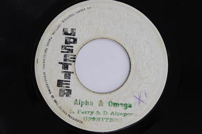 Disque 7 pouces LEE PERRY, DENNIS ALCAPONE / UPSETT - Alpha & Omega / King Alpha AUCUN UPSETTER . Jamaïque Reggae, Ska & Dub Occasion