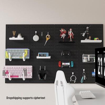 Nástěnný organizér s děrovanou deskou a DIY příslušenstvím pro studovnu nebo předsíň
