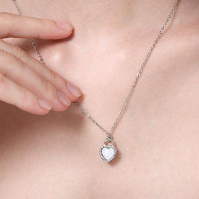 L’OMBRILLANT Mon Heart Mother-of-Pearl Vintage Necklace