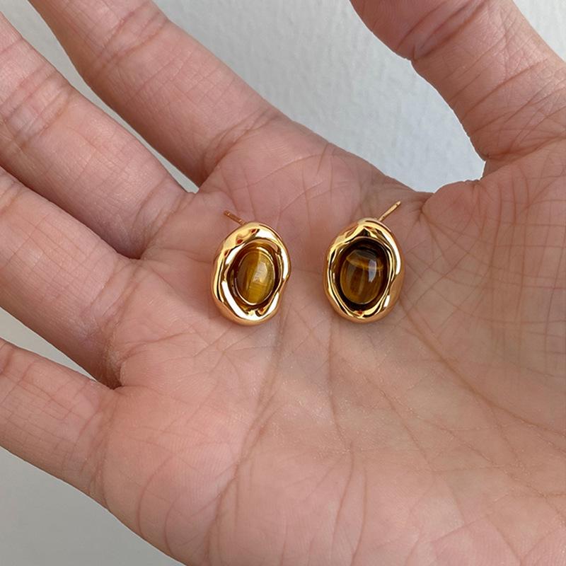 Elegant Retro Tiger Eye Metal Stud Earrings for Women - Versatile and High-End Jewelry