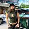 Europäische und amerikanische Damen Frühjahrs- und Sommerbekleidung neue Mode Street Spice Stehkragen Knopfleiste Design Hohl enges T-Shirt Top