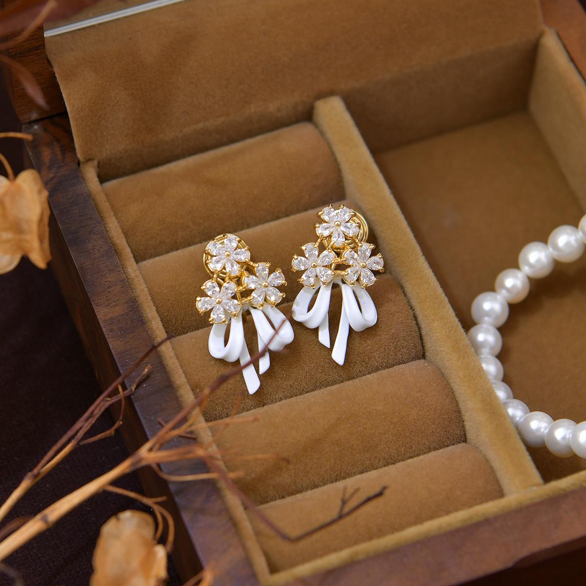 

Французский букет изысканные серьги-бантики из ленты белый